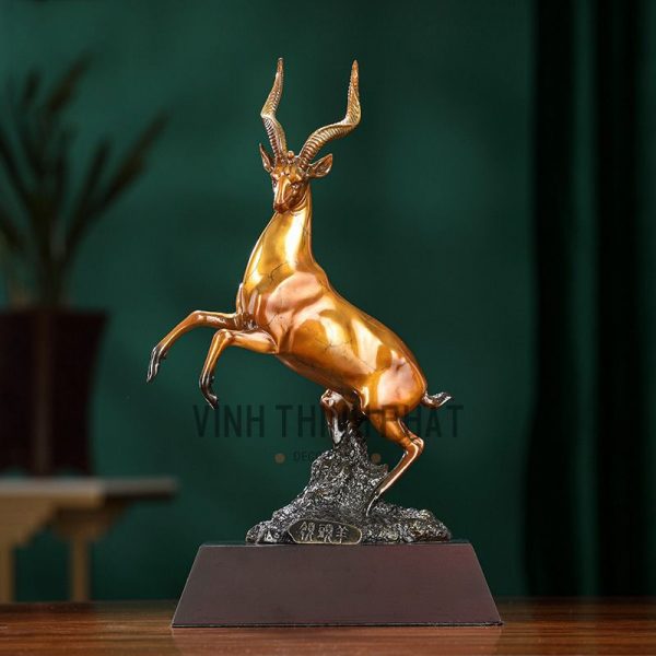 Tượng dê trên núi - vinhthinhphatdecor.com