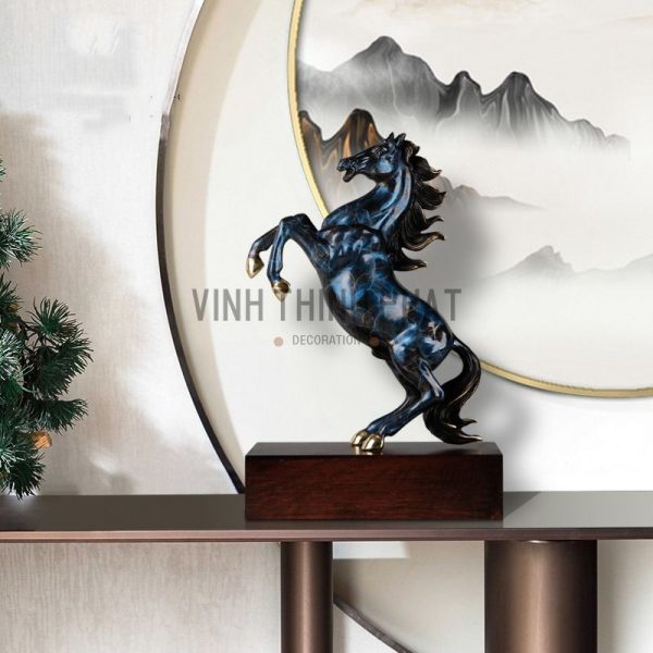 Tượng ngựa hí - vinhthinhphatdecor.com