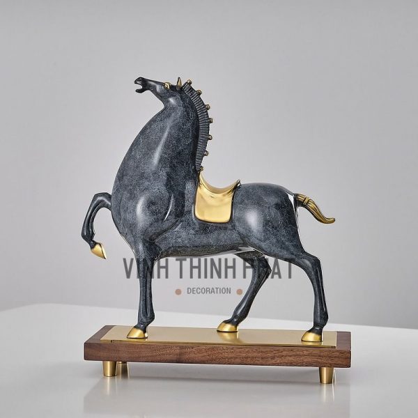 Tượng ngựa hoàng gia - vinhthinhphatdecor.com