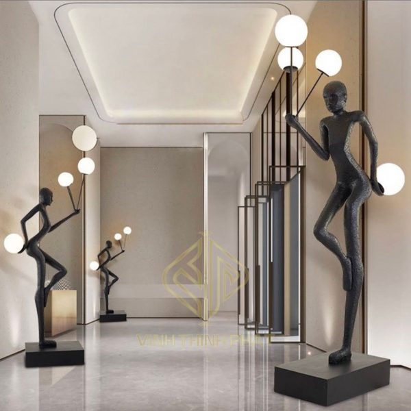 Tượng người ôm bóng 02 - vinhthinhphatdecor.com